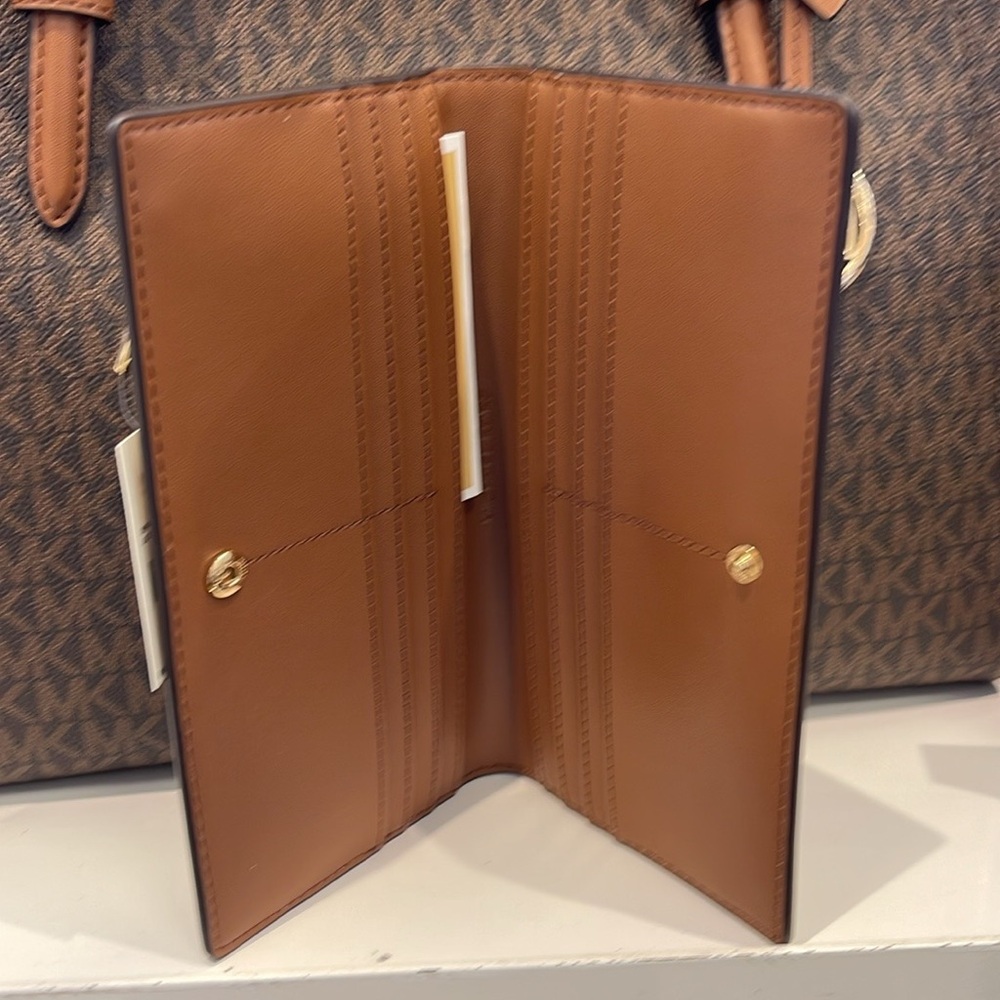 Michael Kors Reed Large Bifold Signature Snap Wallet Card Case 
Vanilla 
NWT - Picture 5 of 16